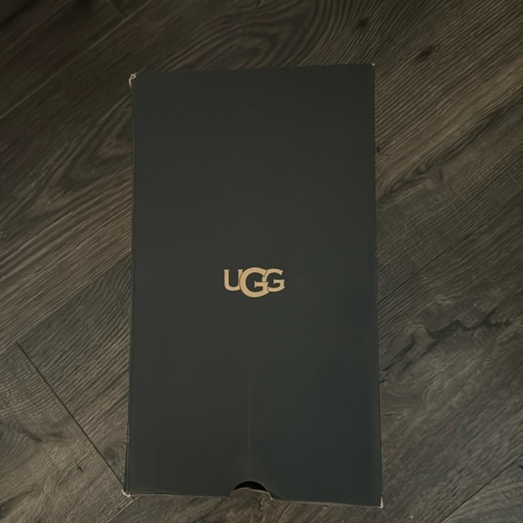 UGG slippers- BLACK - Picture 2 of 4